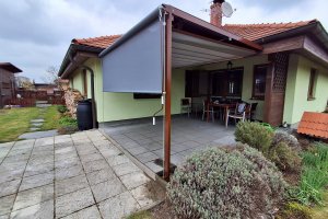 Pergola Latin 80 a svislá markýza Sandra EXT, RAL 8011 hnědá, Latin 80 a Sandra EXT rozměry 2 850 x 3 280 mm, 3 200 x 2 400 mm, realizace Bohemiaflex CS