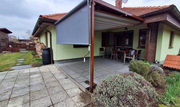 Pergola Latin 80 a svislá markýza Sandra EXT, RAL 8011 hnědá, Latin 80 a Sandra EXT rozměry 2 850 x 3 280 mm, 3 200 x 2 400 mm, realizace Bohemiaflex CS