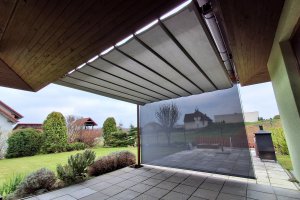 Pergola Latin 80 a svislá markýza Sandra EXT, RAL 8011 hnědá, Latin 80 a Sandra EXT rozměry 2 850 x 3 280 mm, 3 200 x 2 400 mm, realizace Bohemiaflex CS