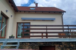 Kazetová markýza Aresbox RAL 9006 šedostříbrná, rozměr 5 000 x 3 000 mm, realizace Bohemiaflex CS