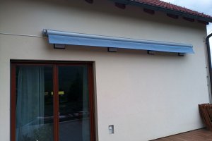 Kazetová markýza Aresbox RAL 9006 šedostříbrná, rozměr 5 000 x 3 000 mm, realizace Bohemiaflex CS