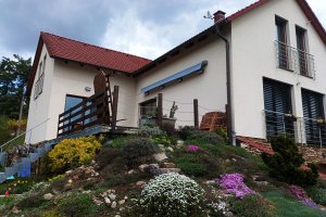 Kazetová markýza Aresbox RAL 9006 šedostříbrná, rozměr 5 000 x 3 000 mm, realizace Bohemiaflex CS