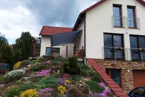 Kazetová markýza Aresbox RAL 9006 šedostříbrná, rozměr 5 000 x 3 000 mm, realizace Bohemiaflex CS