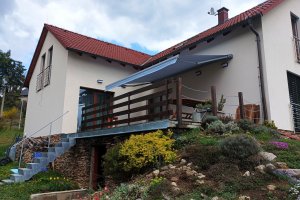 Kazetová markýza Aresbox RAL 9006 šedostříbrná, rozměr 5 000 x 3 000 mm, realizace Bohemiaflex CS