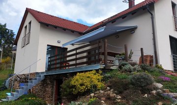 Kazetová markýza Aresbox RAL 9006 šedostříbrná, rozměr 5 000 x 3 000 mm, realizace Bohemiaflex CS