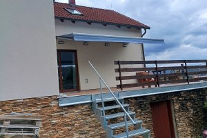 Kazetová markýza Aresbox RAL 9006 šedostříbrná, rozměr 5 000 x 3 000 mm, realizace Bohemiaflex CS