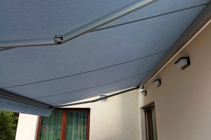 Kazetová markýza Aresbox RAL 9006 šedostříbrná, rozměr 5 000 x 3 000 mm, realizace Bohemiaflex CS