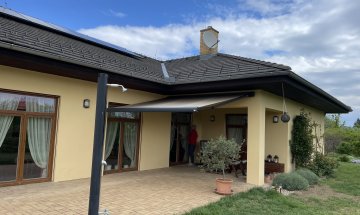 Kazetová markýza Aresbox RAL 7016 antracit, rozměr 3 500 x 3 000 mm, realizace Bohemiaflex CS
