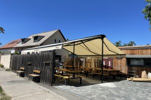 Markýzový přístřešek, 7 200 x 8 000 mm, Praha, Trojbistro, realizace Bohemiaflex CS