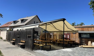 Markýzový přístřešek, 7 200 x 8 000 mm, Praha, Trojbistro, realizace Bohemiaflex CS