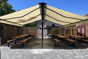 Markýzový přístřešek, 7 200 x 8 000 mm, Praha, Trojbistro, realizace Bohemiaflex CS
