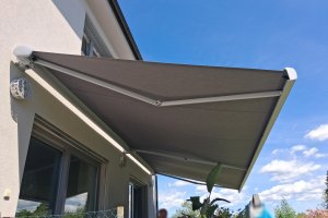 Kazetová markýza Kymabox RAL 9006 šedostříbrná, rozměr 8 100 x 3 500 mm, realizace Bohemiaflex CS
