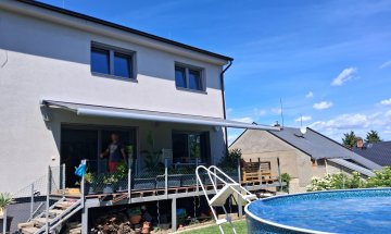 Kazetová markýza Kymabox RAL 9006 šedostříbrná, rozměr 8 100 x 3 500 mm, realizace Bohemiaflex CS
