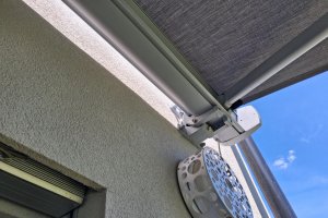 Kazetová markýza Kymabox RAL 9006 šedostříbrná, rozměr 8 100 x 3 500 mm, realizace Bohemiaflex CS