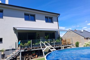 Kazetová markýza Kymabox RAL 9006 šedostříbrná, rozměr 8 100 x 3 500 mm, realizace Bohemiaflex CS