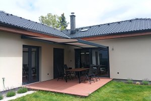 Kazetová markýza Alandbox, RAL 7016 antracit, rozměr 4 270 x 3 500 mm, realizace Bohemiaflex CS