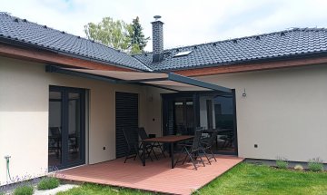 Kazetová markýza Alandbox, RAL 7016 antracit, rozměr 4 270 x 3 500 mm, realizace Bohemiaflex CS
