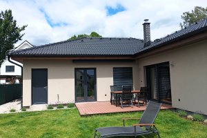 Kazetová markýza Alandbox, RAL 7016 antracit, rozměr 4 270 x 3 500 mm, realizace Bohemiaflex CS
