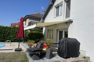 Markýza Sirius, 5 500 x 3 500 mm, RAL 9006 šedostříbrná jemná struk., realizace Bohemiaflex CS