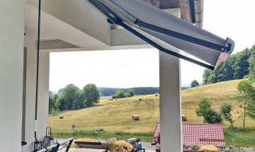 Kazetová markýza Aresbox RAL 7011 šedá, rozměr 2 500 x 2 000 mm, realizace Bohemiaflex CS