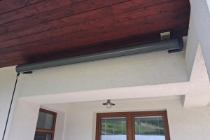 Kazetová markýza Aresbox RAL 7011 šedá, rozměr 2 500 x 2 000 mm, realizace Bohemiaflex CS