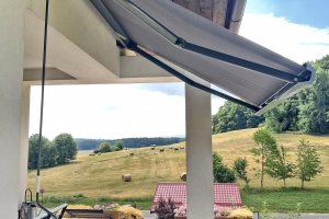 Kazetová markýza Aresbox RAL 7011 šedá, rozměr 2 500 x 2 000 mm, realizace Bohemiaflex CS