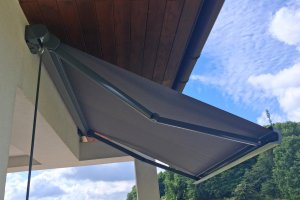 Kazetová markýza Aresbox RAL 7011 šedá, rozměr 2 500 x 2 000 mm, realizace Bohemiaflex CS
