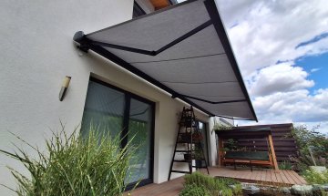 Kazetová markýza Kymabox RAL 7016 antracit, rozměr 8 200 x 2 500 mm, realizace Bohemiaflex CS