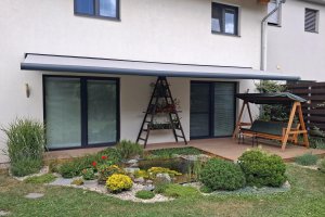 Kazetová markýza Kymabox RAL 7016 antracit, rozměr 8 200 x 2 500 mm, realizace Bohemiaflex CS
