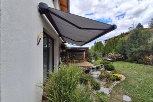 Kazetová markýza Kymabox RAL 7016 antracit, rozměr 8 200 x 2 500 mm, realizace Bohemiaflex CS