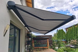 Kazetová markýza Kymabox RAL 7016 antracit, rozměr 8 200 x 2 500 mm, realizace Bohemiaflex CS