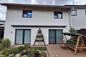 Kazetová markýza Kymabox RAL 7016 antracit, rozměr 8 200 x 2 500 mm, realizace Bohemiaflex CS