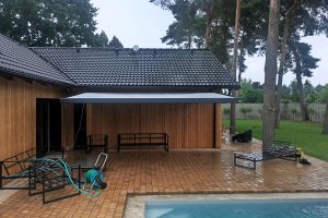 Kazetová markýza Alandbox, RAL 7016 antracit, rozměr 5 080 x 3 500 mm, realizace Bohemiaflex CS
