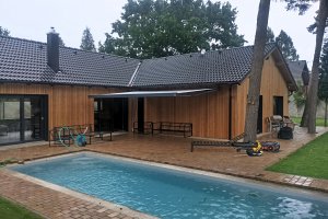 Kazetová markýza Alandbox, RAL 7016 antracit, rozměr 5 080 x 3 500 mm, realizace Bohemiaflex CS