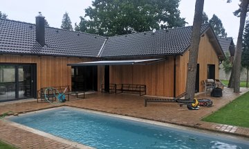 Kazetová markýza Alandbox, RAL 7016 antracit, rozměr 5 080 x 3 500 mm, realizace Bohemiaflex CS