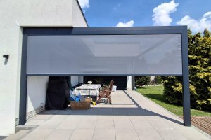 Pergola Cubolino a Screen Zip, RAL 7016 antracit jemná struktura, Cubolino rozměr 4650 x 3600 mm, realizace Bohemiaflex CS