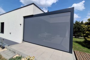 Pergola Cubolino a Screen Zip, RAL 7016 antracit jemná struktura, Cubolino rozměr 4650 x 3600 mm, realizace Bohemiaflex CS