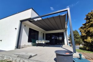 Pergola Cubolino a Screen Zip, RAL 7016 antracit jemná struktura, Cubolino rozměr 4650 x 3600 mm, realizace Bohemiaflex CS