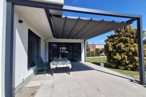 Pergola Cubolino a Screen Zip, RAL 7016 antracit jemná struktura, Cubolino rozměr 4650 x 3600 mm, realizace Bohemiaflex CS