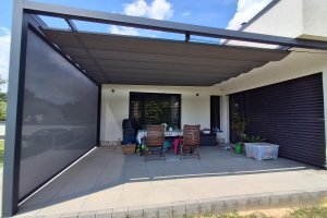 Pergola Cubolino a Screen Zip, RAL 7016 antracit jemná struktura, Cubolino rozměr 4650 x 3600 mm, realizace Bohemiaflex CS