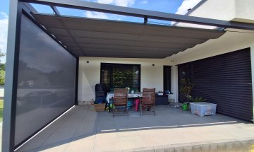Pergola Cubolino a Screen Zip, RAL 7016 antracit jemná struktura, Cubolino rozměr 4650 x 3600 mm, realizace Bohemiaflex CS