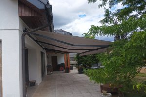 Markýza Sirius, 9 200 x 4 000 mm, RAL 7016 antracit jemná struk., realizace Bohemiaflex CS
