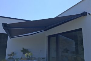 Kazetová markýza Alandbox s LED osvětlením, RAL 9005 černá matná jemná struktura, rozměr 4 650 x 3 500 mm, realizace Bohemiaflex CS