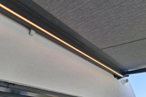 Kazetová markýza Alandbox s LED osvětlením, RAL 9005 černá matná jemná struktura, rozměr 4 650 x 3 500 mm, realizace Bohemiaflex CS