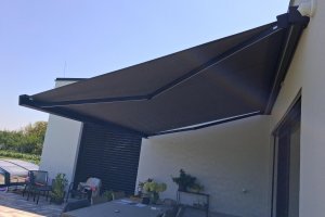 Kazetová markýza Alandbox s LED osvětlením, RAL 9005 černá matná jemná struktura, rozměr 4 650 x 3 500 mm, realizace Bohemiaflex CS