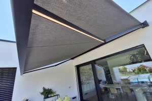 Kazetová markýza Alandbox s LED osvětlením, RAL 9005 černá matná jemná struktura, rozměr 4 650 x 3 500 mm, realizace Bohemiaflex CS