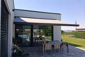 Kazetová markýza Alandbox s LED osvětlením, RAL 9005 černá matná jemná struktura, rozměr 4 650 x 3 500 mm, realizace Bohemiaflex CS