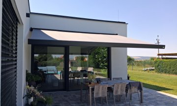Kazetová markýza Alandbox s LED osvětlením, RAL 9005 černá matná jemná struktura, rozměr 4 650 x 3 500 mm, realizace Bohemiaflex CS