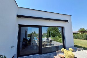 Kazetová markýza Alandbox s LED osvětlením, RAL 9005 černá matná jemná struktura, rozměr 4 650 x 3 500 mm, realizace Bohemiaflex CS