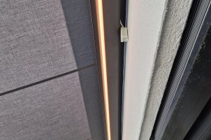 Kazetová markýza Alandbox s LED osvětlením, RAL 9005 černá matná jemná struktura, rozměr 4 650 x 3 500 mm, realizace Bohemiaflex CS